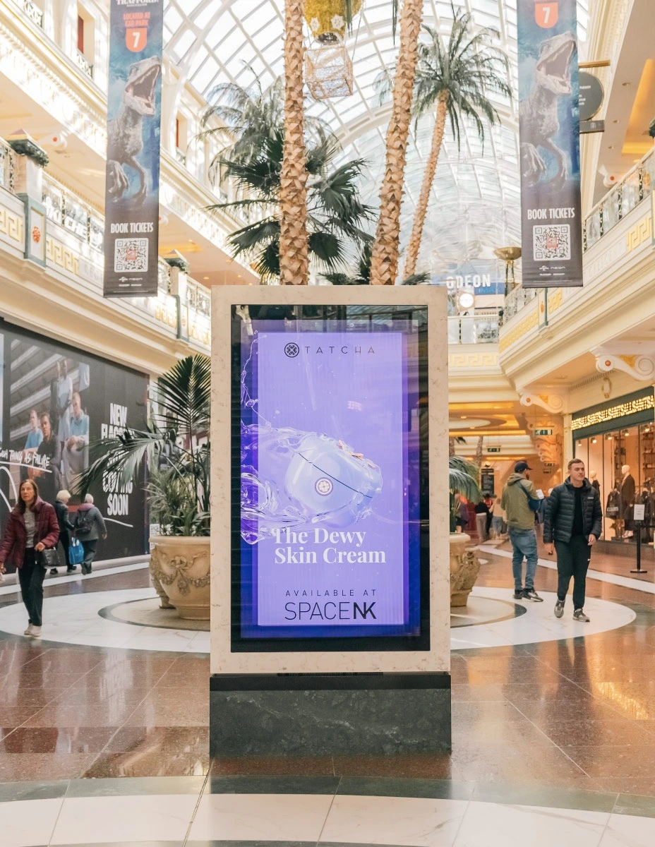 In context / vertical D6 delivery in a shopping centre.